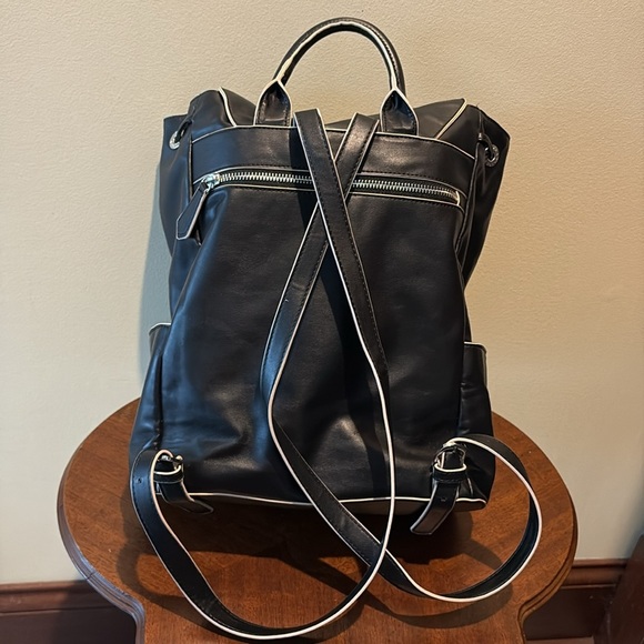Vera Bradley  backpack   vegan leather  black/white edging cinch top/flap NWOT - Picture 8 of 17